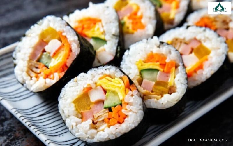 TOP 9 các món ăn nguội đi picnic dễ ăn, dễ bảo quản nhất 15 Cơm cuộn gọn gàng trong danh sách các món ăn nguội đi picnic