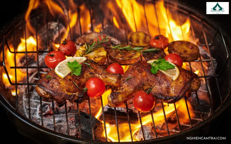 Các món nướng dã ngoại được chuẩn bị sẵn sàng cho buổi picnic ngoài trời