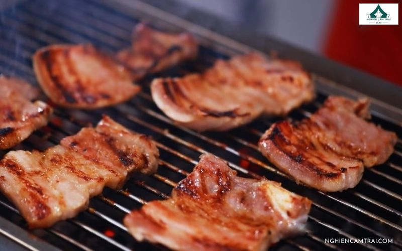 Ba chỉ heo nướng sa tế vàng xém, đậm vị ngoài trời