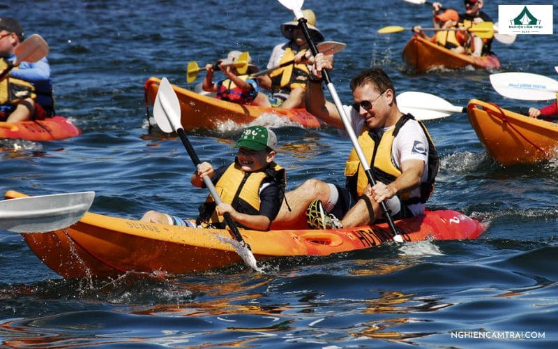Trò chơi vượt thử thách chèo thuyền Kayak khi đi dã ngoại