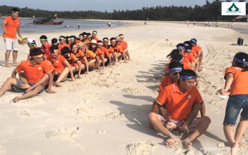 Chơi trò Con rết đồng đội khi đi team buiding