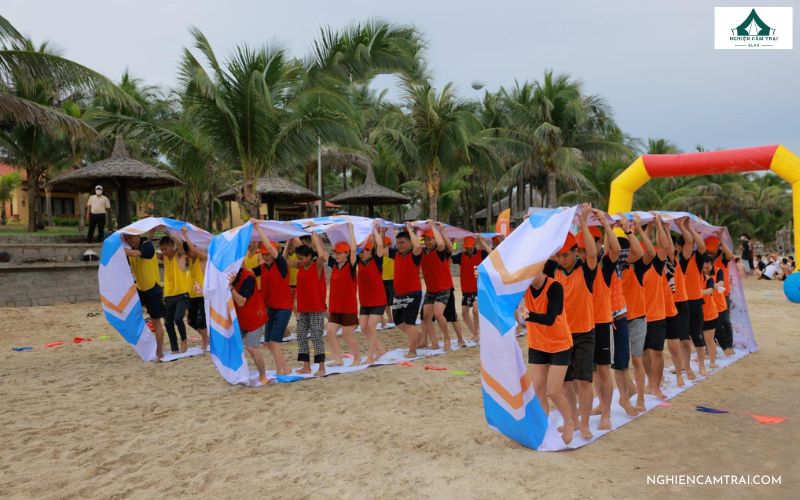 Chơi trò bánh xe đồng đội khi camping