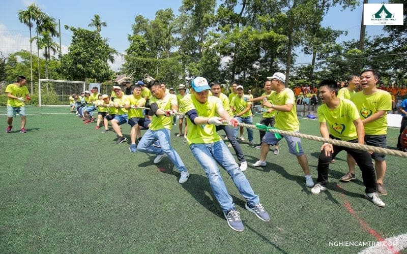 Trò chơi kéo co khi đi dã ngoại, camping