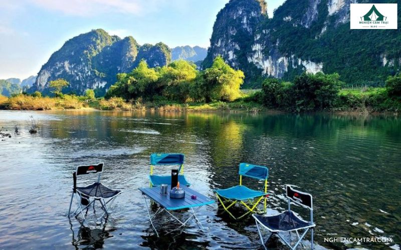 khung cảnh khu camping bên suối ở Ba Khan