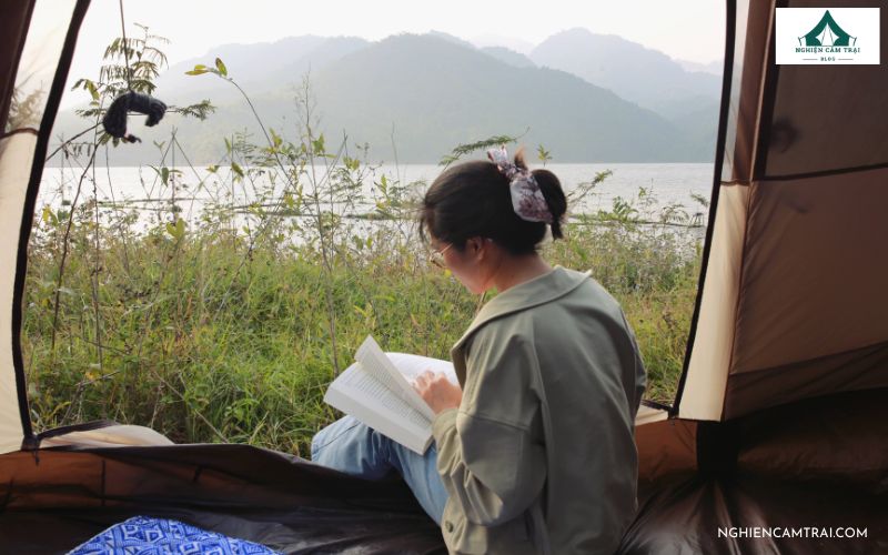 đọc sách, ngắm cảnh thiên nhiên khi cắm trại ở ba khan