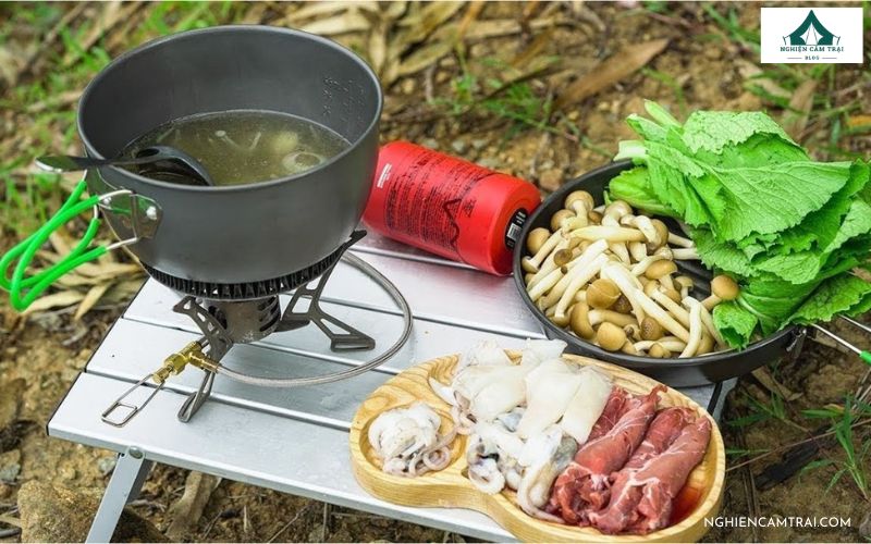 Chuẩn bị đồ ăn và dụng cụ nấu nướng khi camping Măng Đen