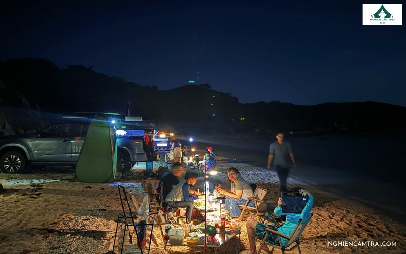 Dựng lều cắm trại và tổ chức tiệc BBQ bên bờ biển Bãi Thùng