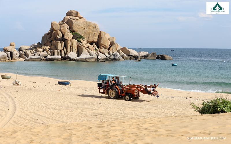 Trải nghiệm Camping Bãi Tràng Mũi Dinh giữa gió, cát và biển hoang sơ 13 Thử thách ngồi xe máy cày vượt đồi cát tại khu camping Bãi Tràng Mũi Dinh