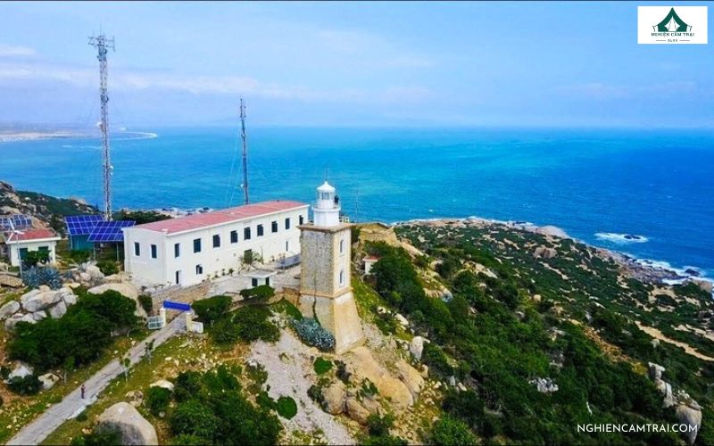 Trải nghiệm Camping Bãi Tràng Mũi Dinh giữa gió, cát và biển hoang sơ 14 Trekking chinh phục Hải đăng Mũi Dinh