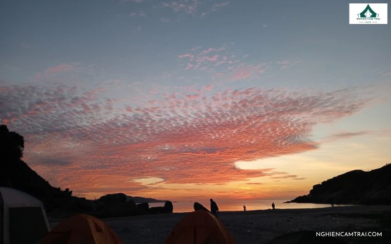 Trải nghiệm Camping Bãi Tràng Mũi Dinh giữa gió, cát và biển hoang sơ 17 Mũi Dinh - điểm đón bình minh sớm nhất nhì Việt Nam