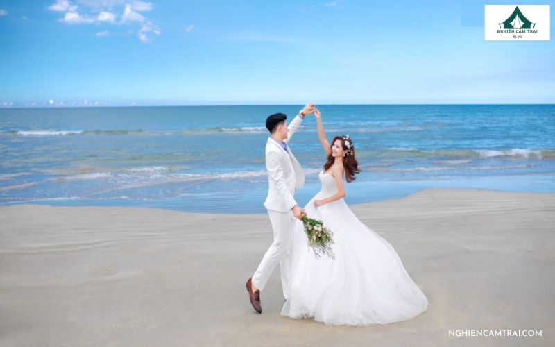 10+ kiểu tạo dáng chụp ảnh cưới dã ngoại đẹp tự nhiên, siêu lãng mạn 22 Cô dâu chú rể cùng tận hưởng giai điệu yêu thích