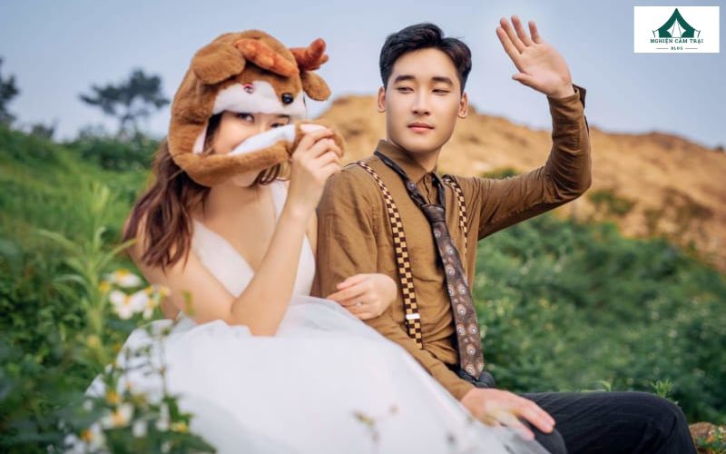 10+ kiểu tạo dáng chụp ảnh cưới dã ngoại đẹp tự nhiên, siêu lãng mạn 23 Cô dâu chú rể tạo dáng tự do, vui nhộn