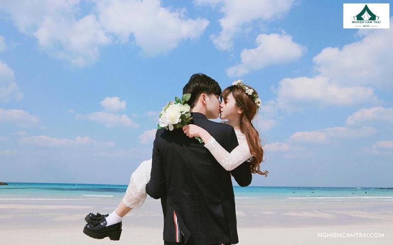 10+ kiểu tạo dáng chụp ảnh cưới dã ngoại đẹp tự nhiên, siêu lãng mạn 15 Cô dâu chú rể trao nhau những nụ hôn nhẹ nhàng