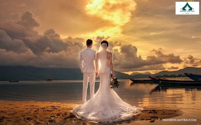 10+ kiểu tạo dáng chụp ảnh cưới dã ngoại đẹp tự nhiên, siêu lãng mạn 16 Cô dâu chú rể cùng nhìn về một hướng