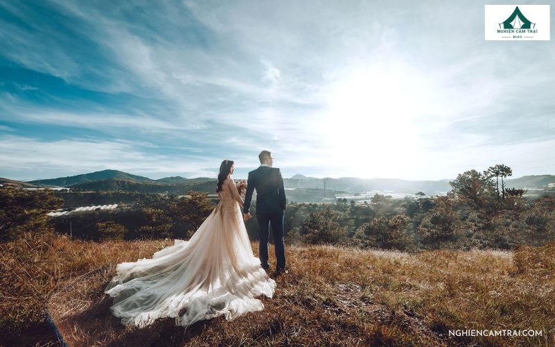 10+ kiểu tạo dáng chụp ảnh cưới dã ngoại đẹp tự nhiên, siêu lãng mạn 19 Cô dâu chú rể nắm tay nhau bước đi