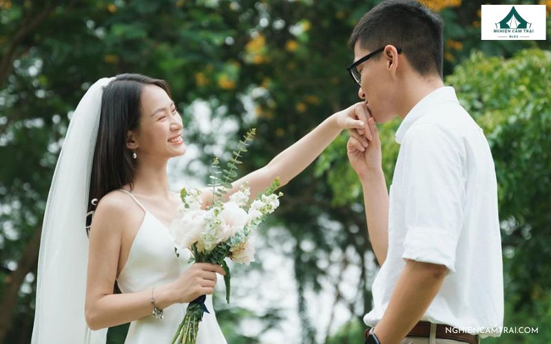 10+ kiểu tạo dáng chụp ảnh cưới dã ngoại đẹp tự nhiên, siêu lãng mạn 21 Chú rể hôn lên tay cô dâu