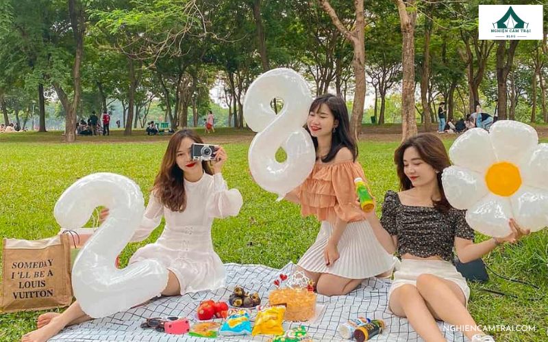 30+ ý tưởng tạo dáng chụp ảnh picnic dã ngoại cực xinh, trending 15 Tạo dáng chụp ảnh cùng nhóm bạn