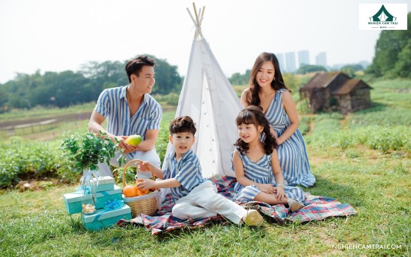 30+ ý tưởng tạo dáng chụp ảnh picnic dã ngoại cực xinh, trending 24 Tạo dáng chụp hình picnic cùng gia đình và người yêu