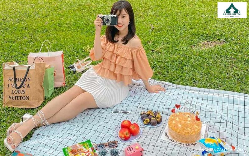 30+ ý tưởng tạo dáng chụp ảnh picnic dã ngoại cực xinh, trending 17 Tip tạo dáng chụp ảnh picnic với đồ ăn