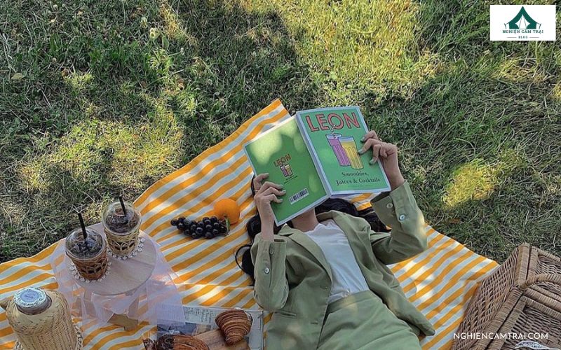 30+ ý tưởng tạo dáng chụp ảnh picnic dã ngoại cực xinh, trending 20 Tạo dáng chụp hình picnic với phụ kiện trang trí