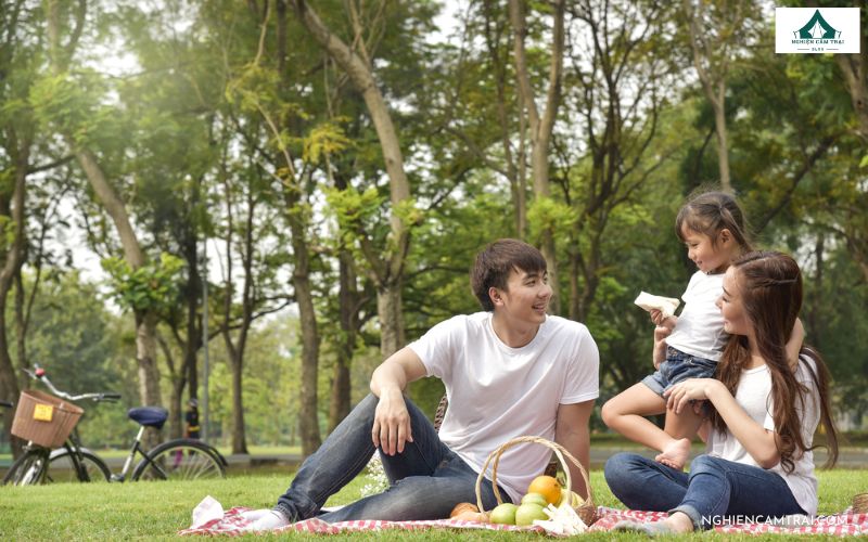 Concept chụp ảnh cả nhà ngồi trên thảm picnic
