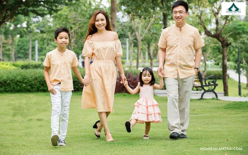 Kiểu chụp ảnh gia đình đi picnic nắm tay nhau