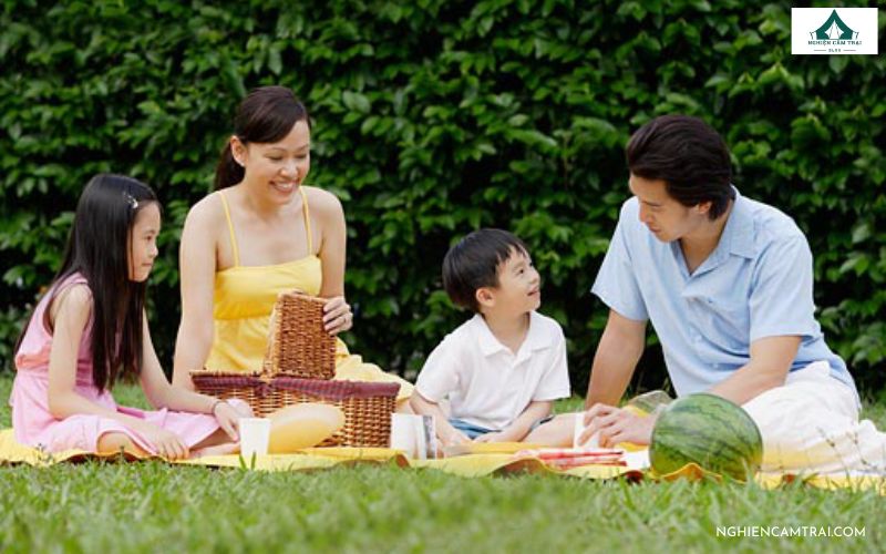 Chụp ảnh picnic cả nhà ngồi ăn nhẹ