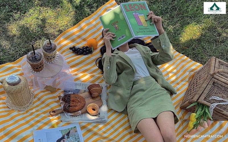 Kiểu tạo dáng ngắm bầu trời khi chụp ảnh picnic dã ngoại