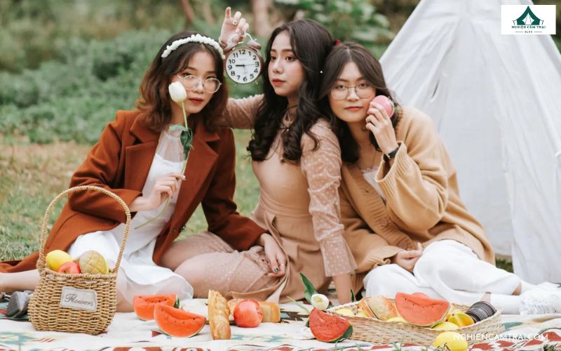 Tạo dáng chụp ảnh nhóm picnic