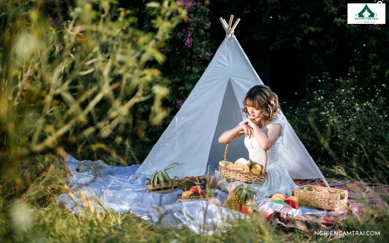 Concept chụp ảnh picnic cùng hoa và trái cây