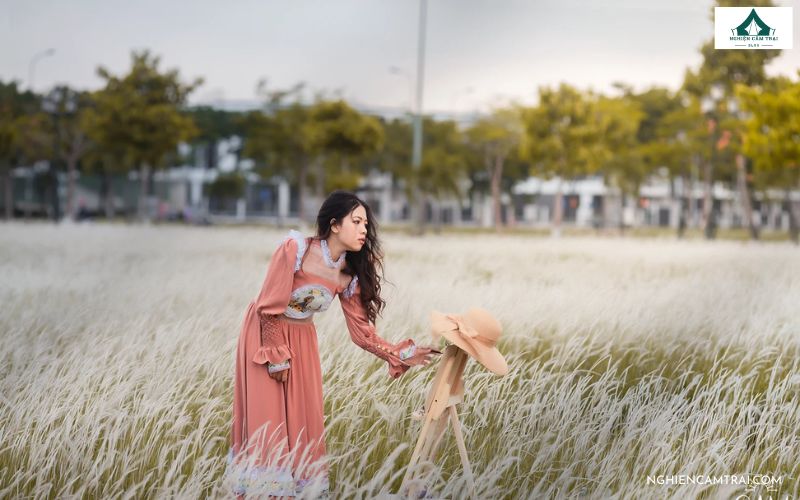 Concept chụp ảnh picnic trên đồng cỏ lau thơ mộng