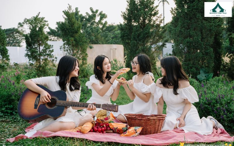 Đi picnic mặc gì vừa đẹp vừa thoải mái? Gợi ý outfit cho bạn 6 Mix đồ đi dã ngoại cần đảm bảo sự thoải mái