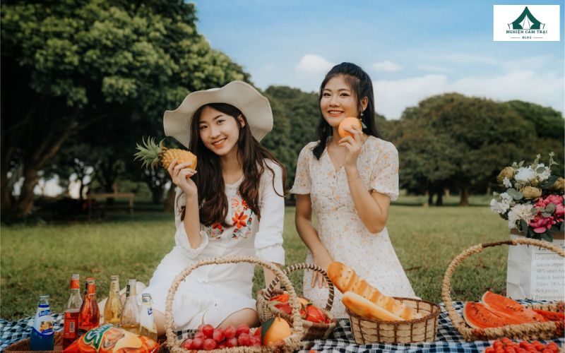 Đi picnic mặc gì vừa đẹp vừa thoải mái? Gợi ý outfit cho bạn 7 Outfit đi dã ngoại nữ mùa hè