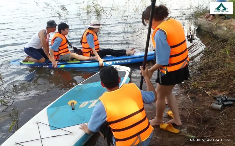 Trang bị áo phao giúp người mới chèo sup an toàn và tự tin hơn trên mặt nước