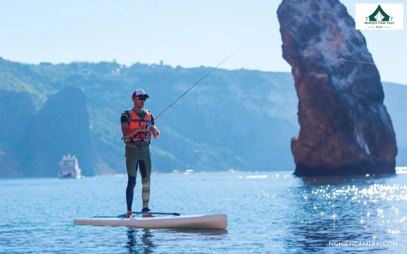 Thư giãn với bộ môn chèo SUP kết hợp câu cá