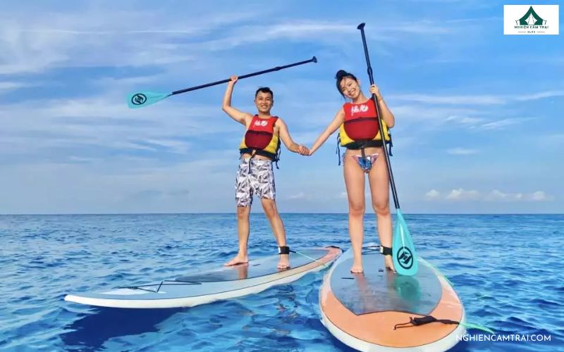 Đứng chèo sup giữa mặt nước trong xanh tạo nên khung hình chụp ảnh đầy năng động