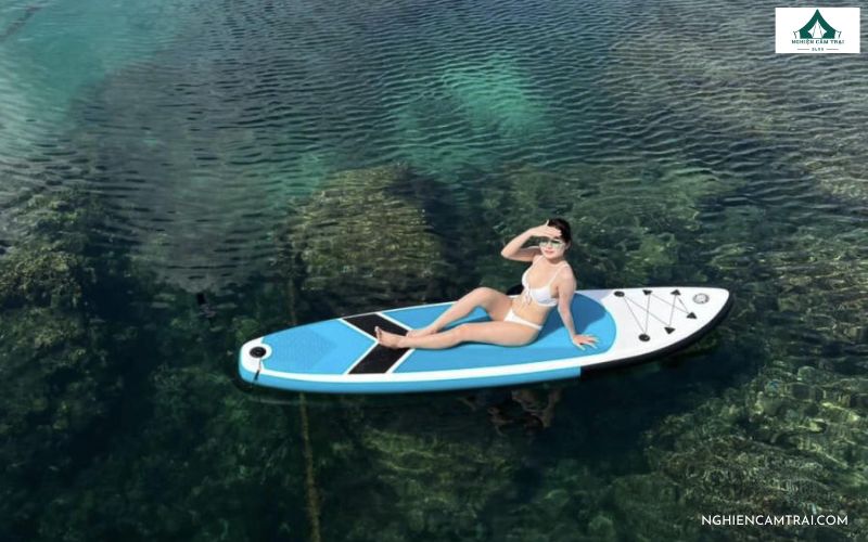 Ngồi thư giãn trên ván sup giữa khung cảnh thiên nhiên yên bình khi chụp ảnh chèo sup