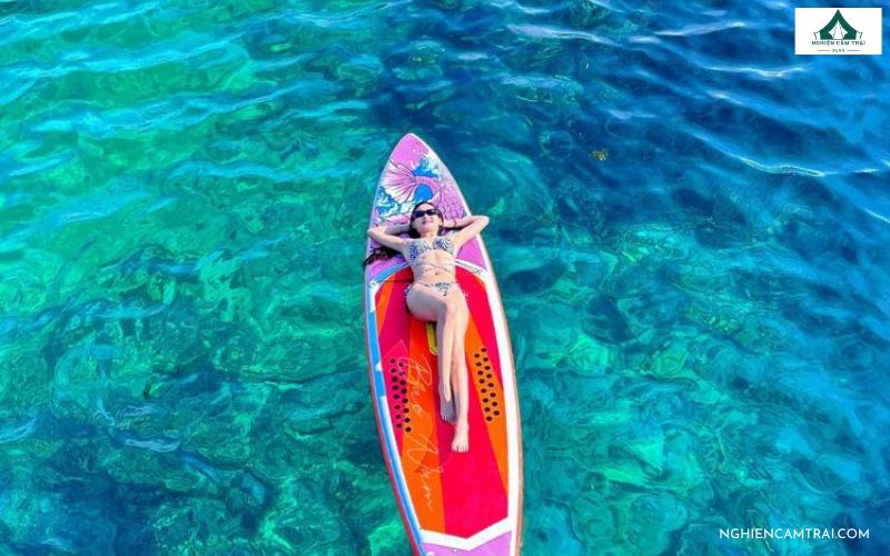 Nằm chill trên ván sup giữa hồ tạo nên phong cách chụp ảnh chèo sup nhẹ nhàng