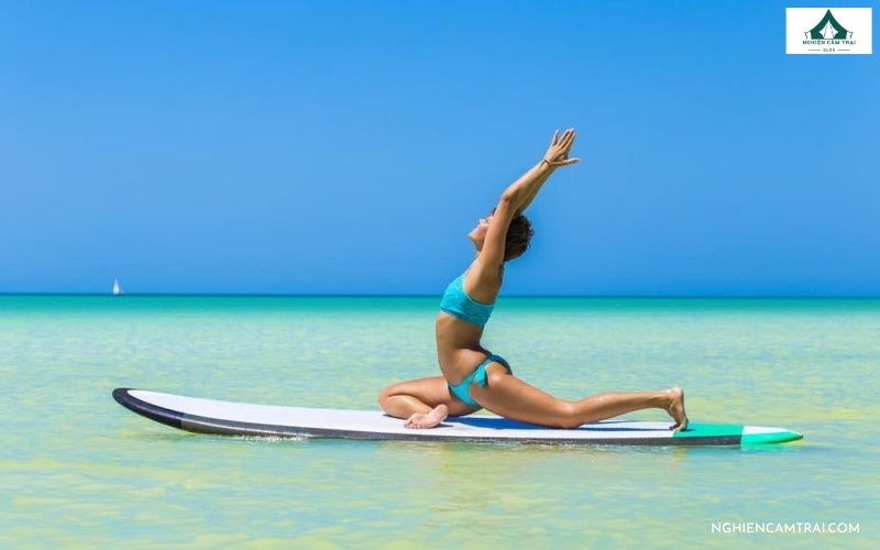 Tạo dáng yoga khi chèo sup thể hiện tâm hồn thoải mái, lạc quan