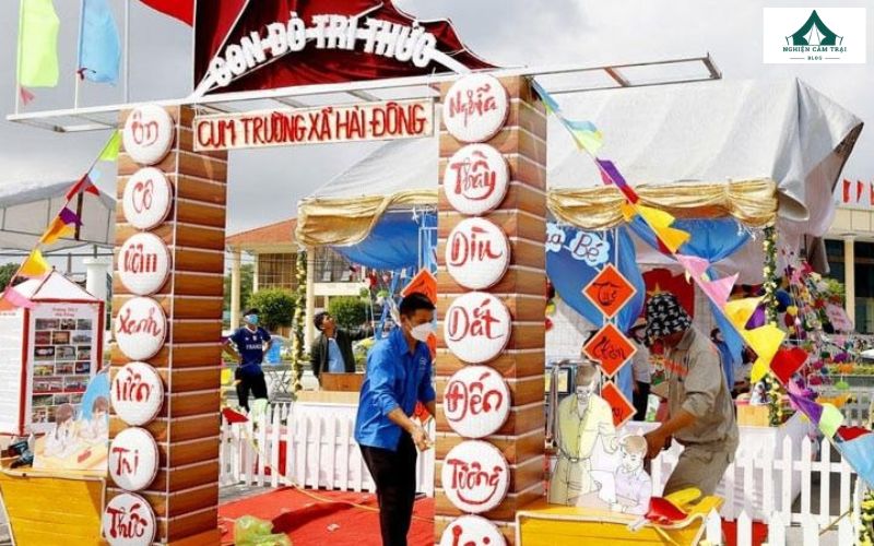 Mẫu cổng trại chủ đề sáng tạo từ vật liệu tái chế