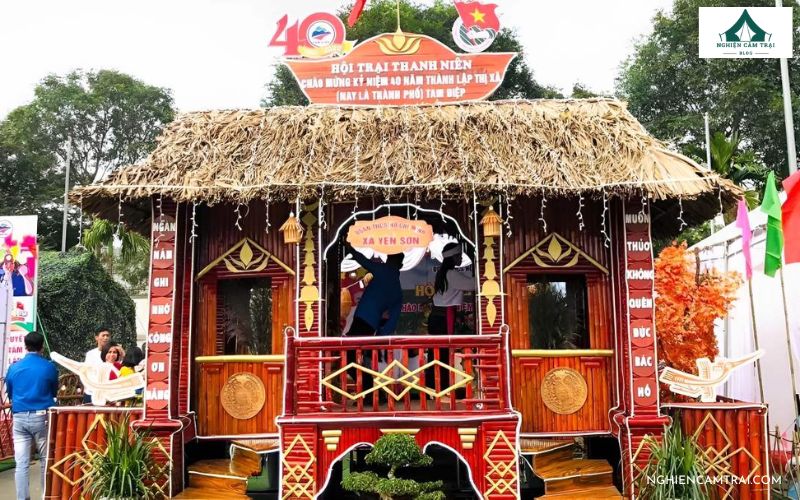 Mẫu cổng trại hình ngôi nhà