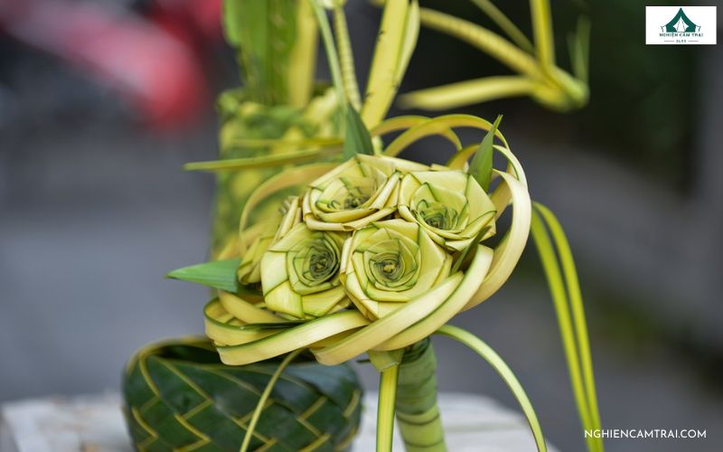 Đan lá dừa làm cổng trại hình hoa