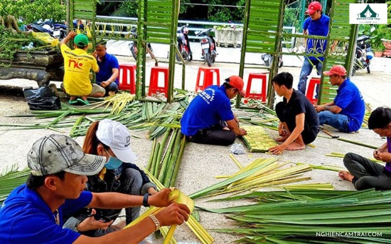 Tiến hành đan lá dừa làm cổng trại