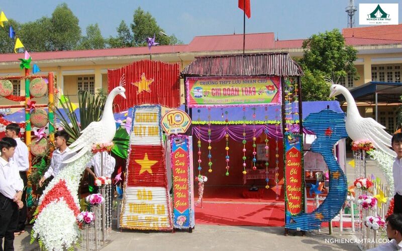 không gian bên ngoài lều trại