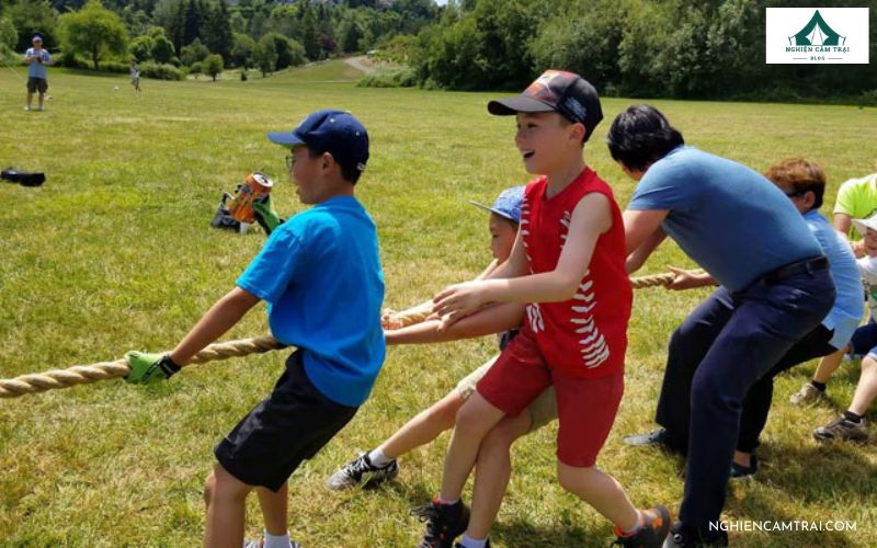 Các trò chơi cắm trại team building: kéo co, con rết, cướp cờ,...