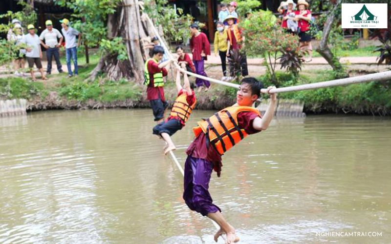 Dây thừng vượt cầu là trò chơi cắm trại mang tính thử thách và khéo léo cao