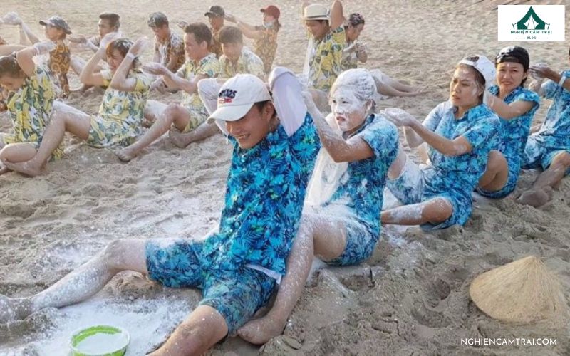 Các trò chơi cắm trại vui nhộn: bịt mắt chuyền bột, vẽ tiếp sức