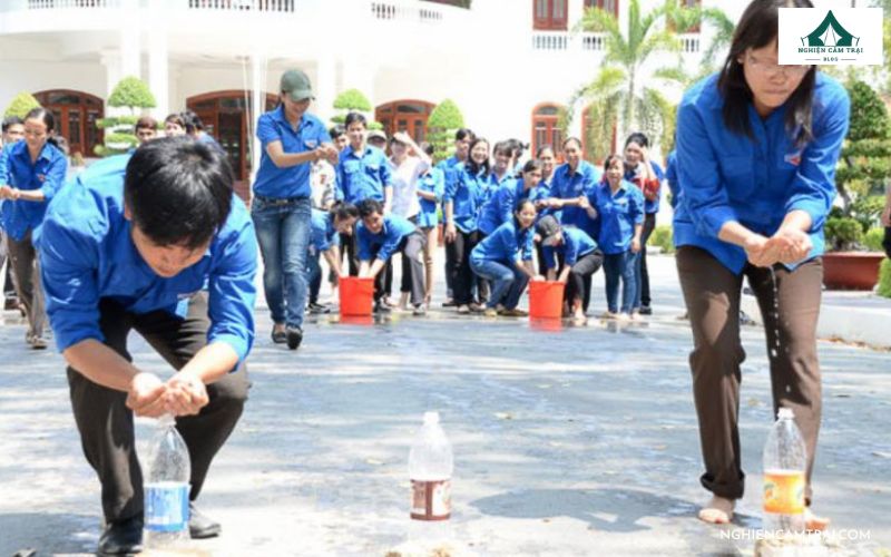 Trò chơi ngoài trời 26/3 Truyền nước về đích