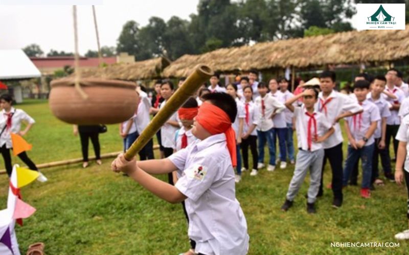 Bịt mắt đập niêu giúp tăng sự phối hợp giữa các thành viên