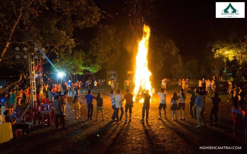 Tổ chức đốt lửa trại trong tối ngày 26/3